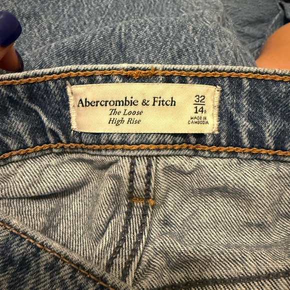 Abercrombie & Fitch - Picture 1 of 3